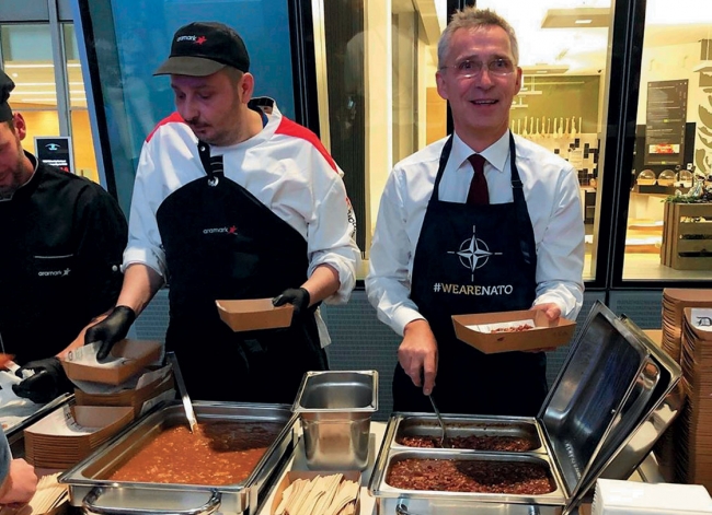 NATO Genel Sekreteri Stoltenberg çalışanlara yemek servis etti